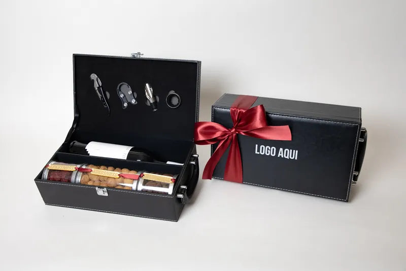 Estuche Vinipiel abierto con accesorios para vino y estuche cerrado con logo