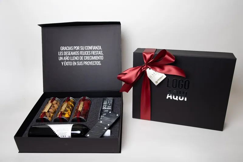 Caja rígida grande abierta con frase interior, vino y repostería