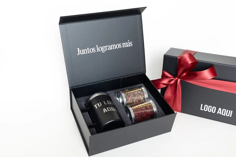 Caja rígida XS con taza de acero con logo y repostería