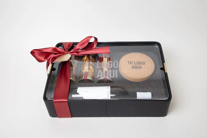 Charola Vinipiel Grande cerrada con moño vino y tapa de acrílico con logo