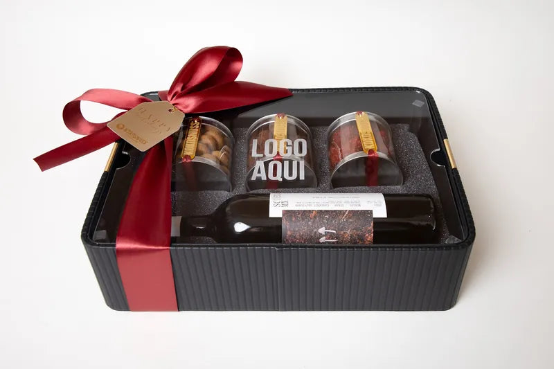 Charola Vinipiel Mediana con vino, cilindros de repostería y moño vino