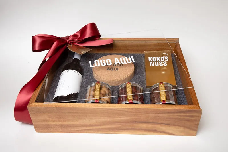 Caja de madera grande con tapa de acrílico con logo, vino y repostería