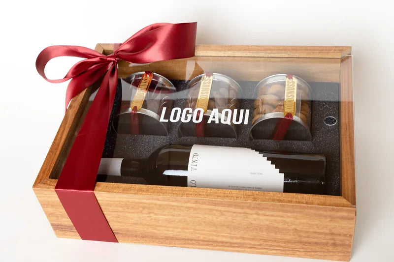Caja de madera mediana con tapa de acrílico, vino y cilindros de repostería