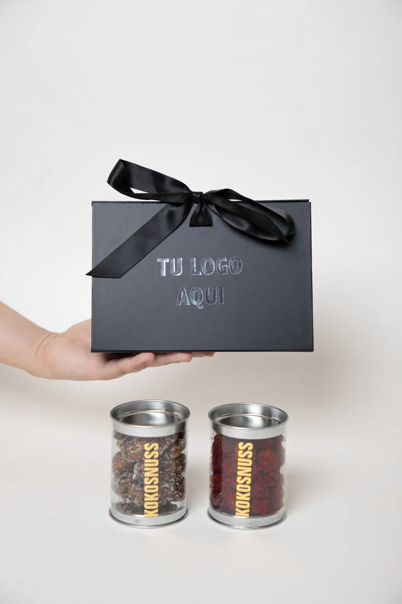 Mini box triangular con logo y cilindros de repostería