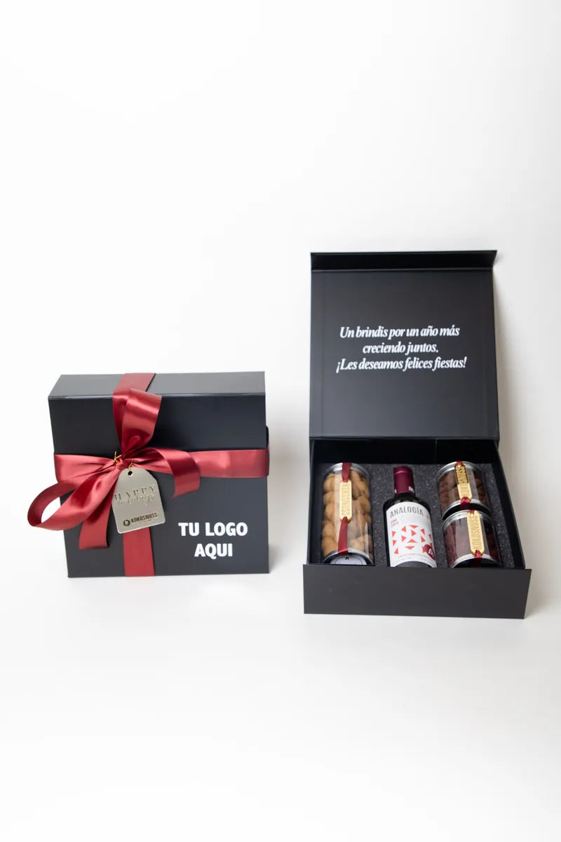 Caja rígida chica cerrada con moño y abierta con vino y repostería
