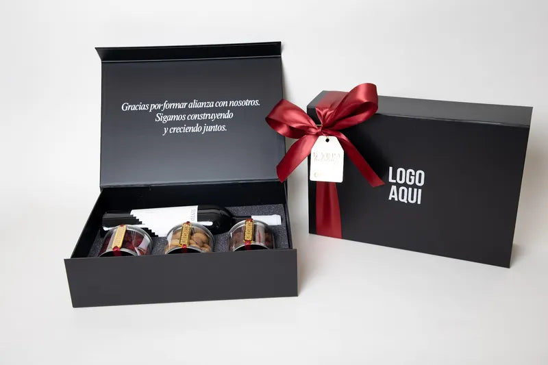 Caja rígida mediana con frase interior, vino y repostería