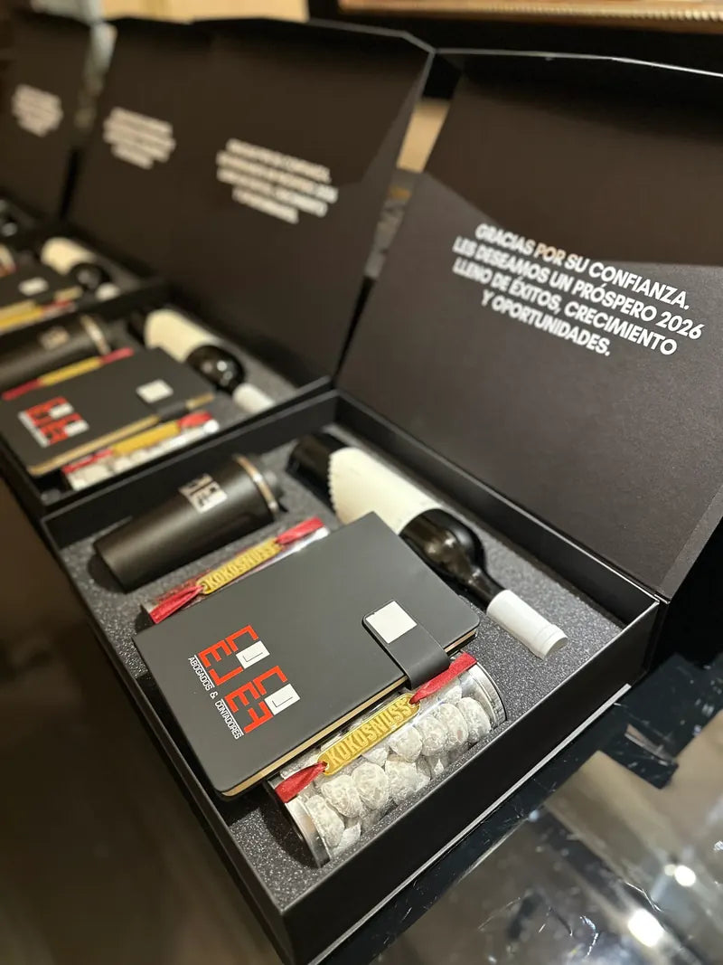 Cajas negras abiertas con frase de agradecimiento en la tapa interior