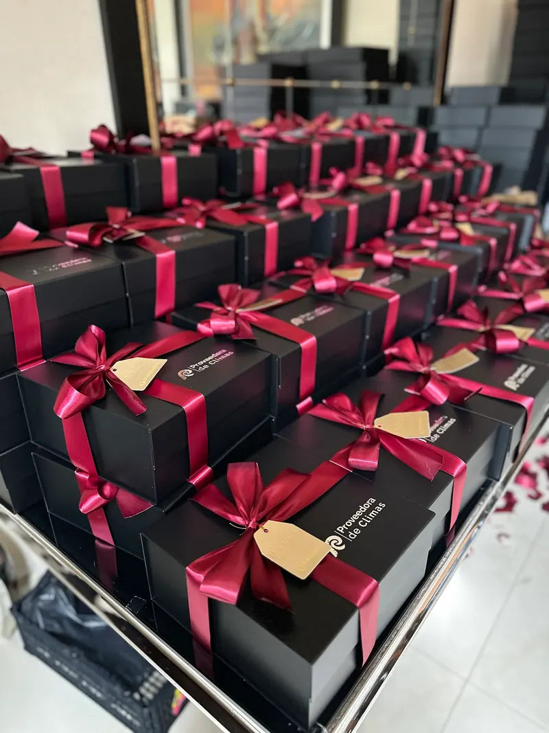 Cajas negras con moño vino de Proveedora de Climas